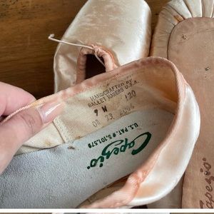 1 pair of 9W Pointe Shoes